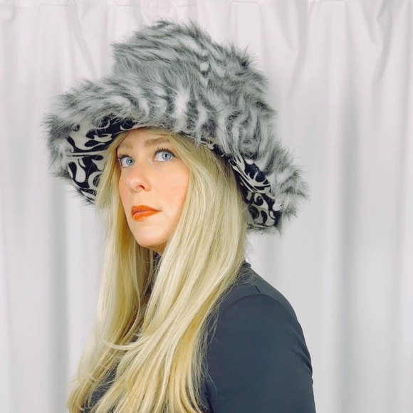 Vintage 2000’s Pamela Anderson Black + White Zebra Striped Faux Fur Bucket Hat - Picture 8 of 8
